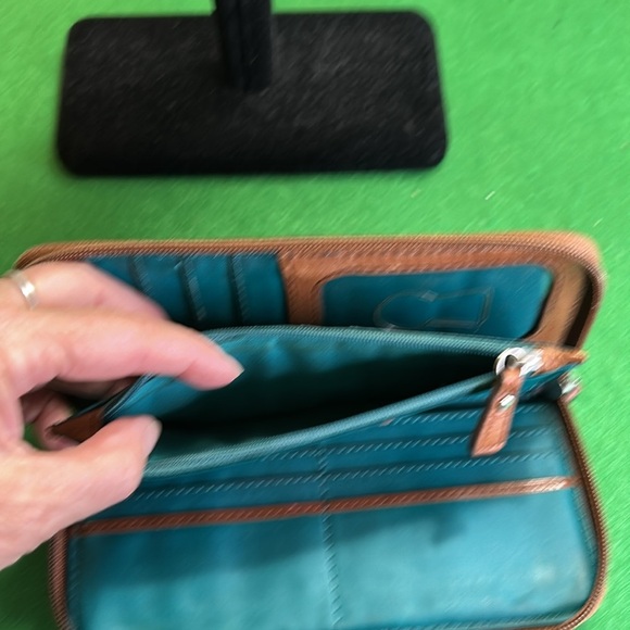 FOSSIL KEY PER POIKA DOT ZIP AROUND WRISTLET WALLET - Picture 7 of 14